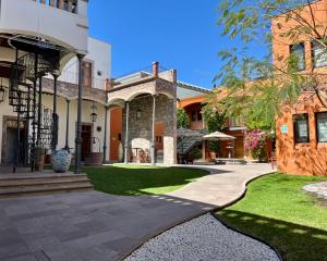 a house with a walkway in front of a yard at Hotel Arista 1026 in San Luis Potosí