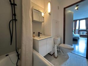 ein Badezimmer mit Toilette, Waschbecken und Badewanne in der Unterkunft Studio au cœur du Praz-de-Lys - Les Pralyssimes in Le Praz de Lys