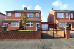 una casa de ladrillo con una valla delante en Birkdale Golf Open Holiday Home, en Southport