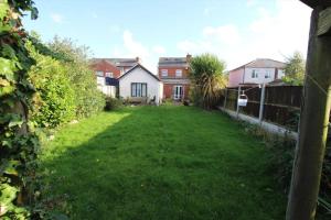 un patio vacío con casas y una valla en Birkdale Golf Open Holiday Home, en Southport