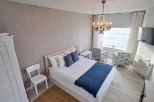 a bedroom with a bed with a blue and white blanket at Casal Santa Virginia in Sintra