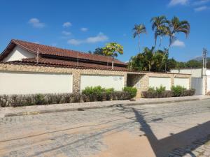 un bâtiment avec des portes de garage blanches et des palmiers dans l'établissement Casa OLiveira, à Cachoeira Paulista 9 autres photos
