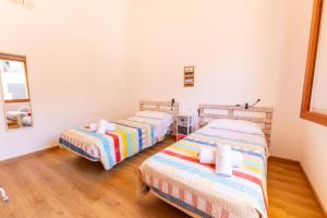 A bed or beds in a room at Casa Embat, a pocos metros de la playa