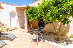 A garden outside Casa Embat, a pocos metros de la playa