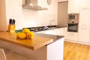 A kitchen or kitchenette at Casa Embat, a pocos metros de la playa