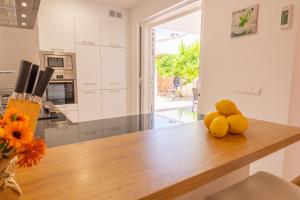 A kitchen or kitchenette at Casa Embat, a pocos metros de la playa