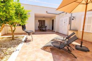 A patio or other outdoor area at Casa Embat, a pocos metros de la playa