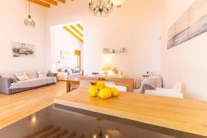 A seating area at Casa Embat, a pocos metros de la playa