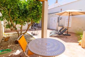 A patio or other outdoor area at Casa Embat, a pocos metros de la playa