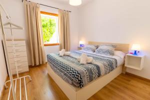A bed or beds in a room at Casa Embat, a pocos metros de la playa