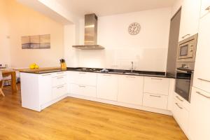 A kitchen or kitchenette at Casa Embat, a pocos metros de la playa