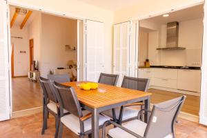 A kitchen or kitchenette at Casa Embat, a pocos metros de la playa