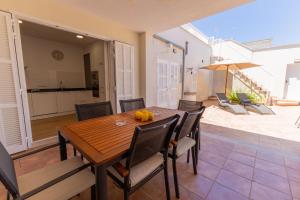 A balcony or terrace at Casa Embat, a pocos metros de la playa