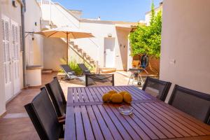 A balcony or terrace at Casa Embat, a pocos metros de la playa