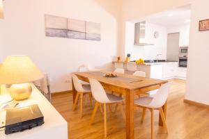A kitchen or kitchenette at Casa Embat, a pocos metros de la playa