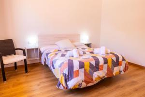 A bed or beds in a room at Casa Embat, a pocos metros de la playa