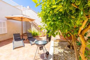 A garden outside Casa Embat, a pocos metros de la playa