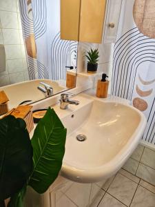 Un baño con un lavabo blanco y un espejo. en Villa Niso Blue, en Skala Sotiros