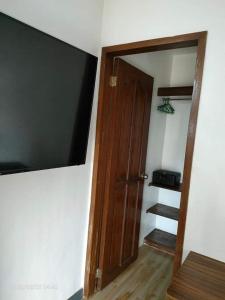 Televiisor ja/või meelelahutuskeskus majutusasutuses Studio apartment with ocean views and pool