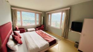 A bed or beds in a room at Hotel Ocean & Hotel Meadows Mountain View ! A Family Hotel ! Near To Mall Road