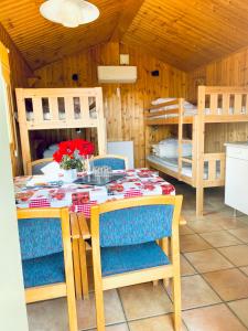 Postel nebo postele na pokoji v ubytování Hälleviks Strandstugor