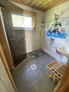 PadakõrveにあるKodavere puhkemaja 2のシャワーと洗面台付きのバスルーム