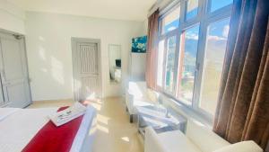 A bed or beds in a room at Hotel Ocean & Hotel Meadows Mountain View ! A Family Hotel ! Near To Mall Road