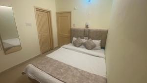 A bed or beds in a room at Hotel Ocean & Hotel Meadows Mountain View ! A Family Hotel ! Near To Mall Road