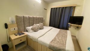 A television and/or entertainment centre at Hotel Ocean & Hotel Meadows Mountain View ! A Family Hotel ! Near To Mall Road