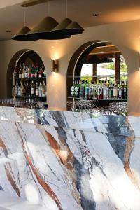 Lounge nebo bar v ubytování Hotel & Restaurants - Maison Chabran