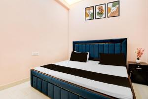 En eller flere senge i et værelse på Hotel O Valencia Stay