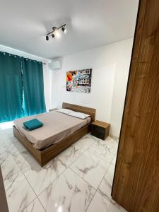 un dormitorio con una cama en una habitación en High End Apartment in Gzira, en Il-Gżira