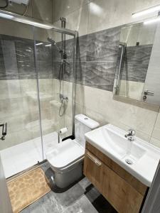 Un baño con inodoro, ducha y lavabo. en High End Apartment in Gzira, en Il-Gżira