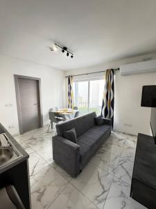 una sala de estar con un sofá y una mesa en High End Apartment in Gzira, en Il-Gżira
