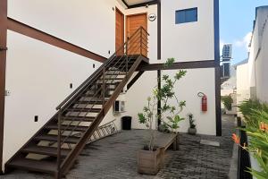 een trap naar een wit huis bij Perequê Center in Ilhabela