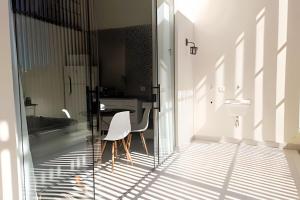 een badkamer met een tafel en stoelen en een wastafel bij Perequê Center in Ilhabela +97 foto's