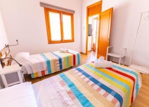 A bed or beds in a room at Casa Embat, a pocos metros de la playa