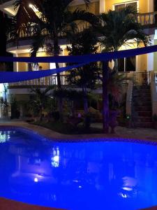 Bassein majutusasutuses Studio apartment with ocean views and pool või selle lähedal