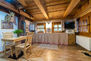 a kitchen and dining room with a table in a room at Zruby Vila Mária Vysoké Tatry in Otilia