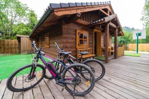 two bikes are parked in front of a cabin at Zruby Vila Mária Vysoké Tatry in Otilia