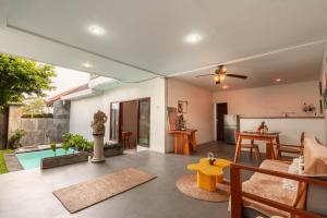 Ruang duduk di Baliwatchi villa with Kitchen, Wi-Fi and Pool