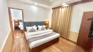 A bed or beds in a room at Hotel Ocean & Hotel Meadows Mountain View ! A Family Hotel ! Near To Mall Road
