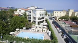 Bazén v ubytování Hotel Capitol nebo v jeho okolí
