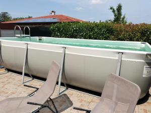 a boat with two chairs and a swimming pool at Al giardino nascosto in Visco
