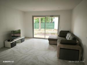 a living room with a couch and a flat screen tv at 3 chambres en collocation ou maison entière in Colomiers