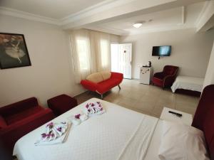 A television and/or entertainment centre at Bucak Apart Hotel Göcek & Beach