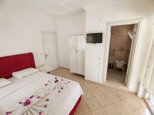A bed or beds in a room at Bucak Apart Hotel Göcek & Beach