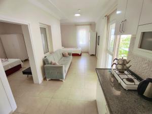 A television and/or entertainment centre at Bucak Apart Hotel Göcek & Beach