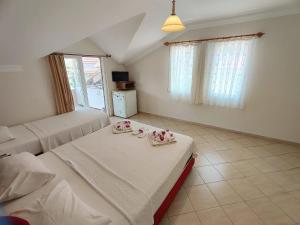 A bed or beds in a room at Bucak Apart Hotel Göcek & Beach