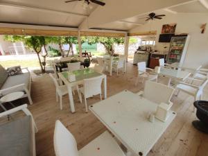 A restaurant or other place to eat at Bucak Apart Hotel Göcek & Beach
